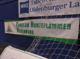 Banner des Fanclubs Hunteflammen in der EWE-Arena bei den Heimspielen der Handballbundesligadamen des VfL Oldenburg