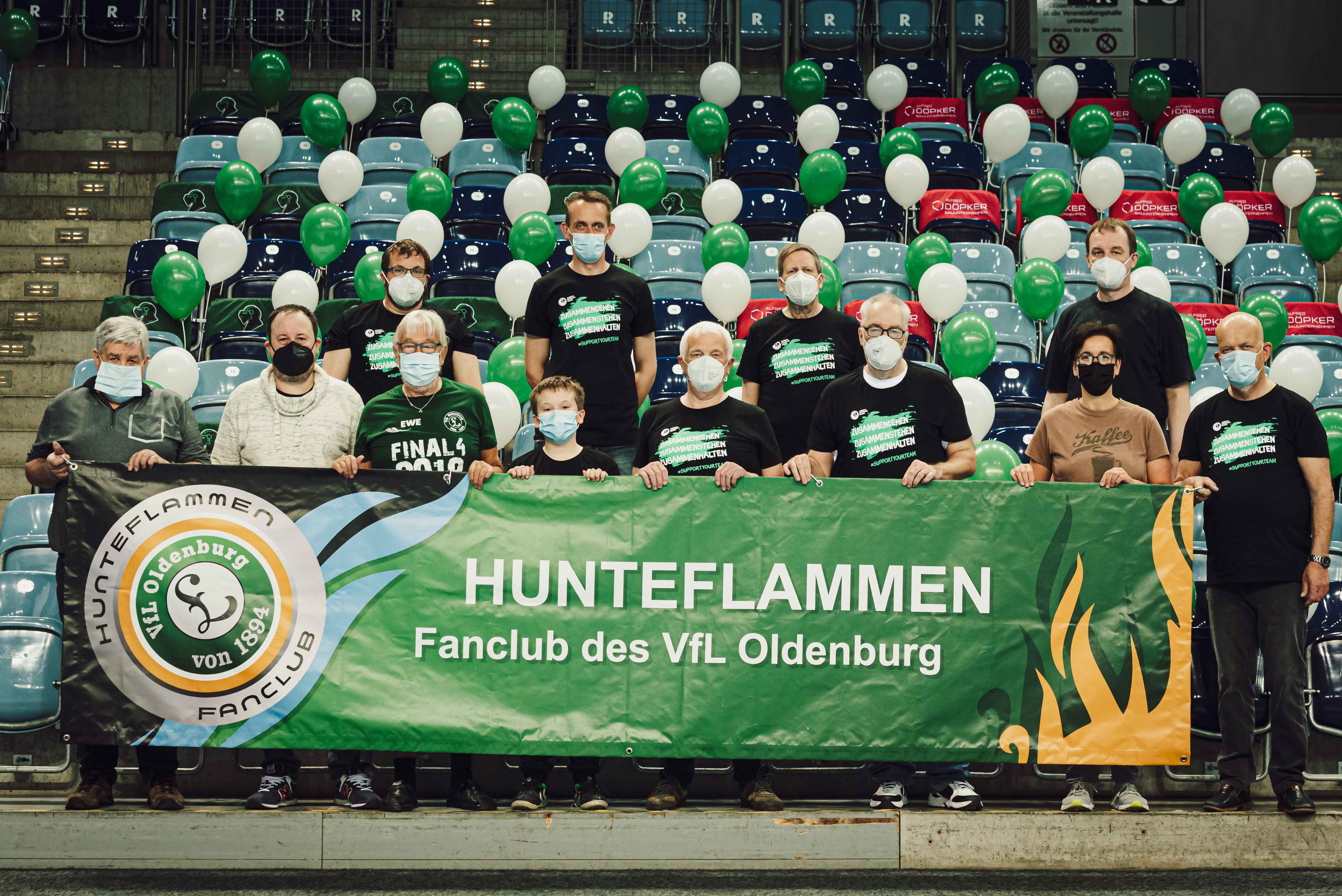 Die Teilnehmer an der Ballonaktion (Foto: Thorsten Helmerichs)